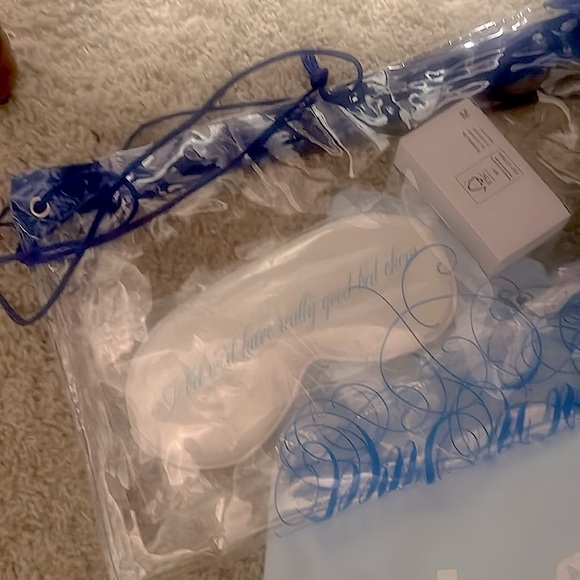 Sabrina Carpenter Official Short N’ Sweet Tour VIP Merch Kit. - Picture 2 of 3